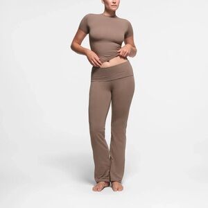 Skims cotton jersey fold over pant truffle M NWT
* no longer sold*